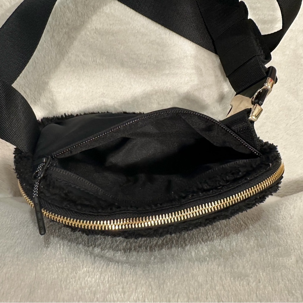 Lululemon Everywhere fleece belt bag gold buckle recycled nylon O/S black - Picture 9 of 9